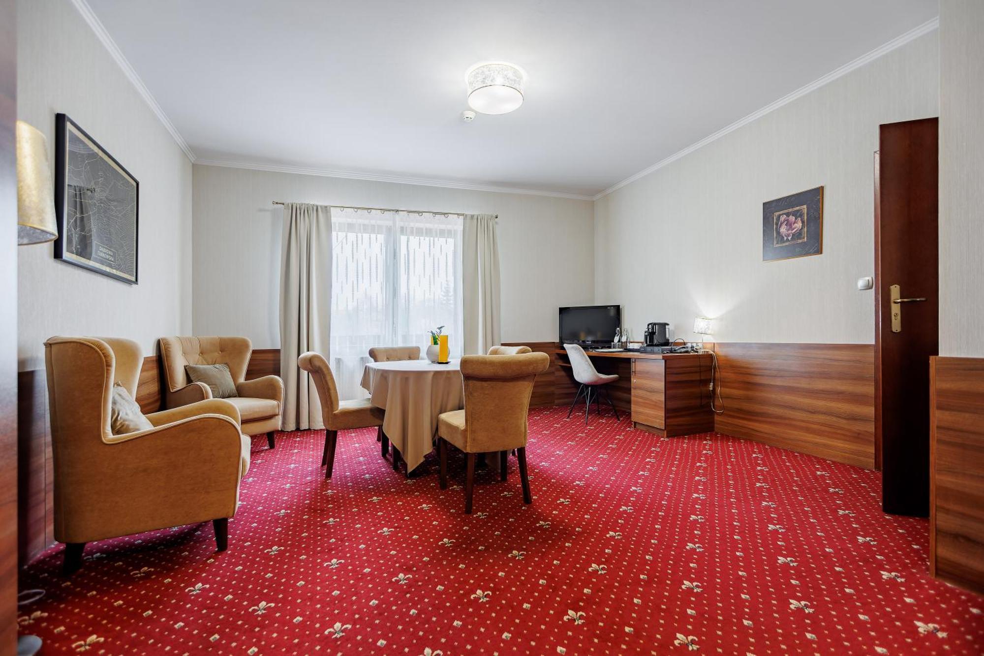 Hotel Cristal Park Dabrowa Tarnowska Экстерьер фото