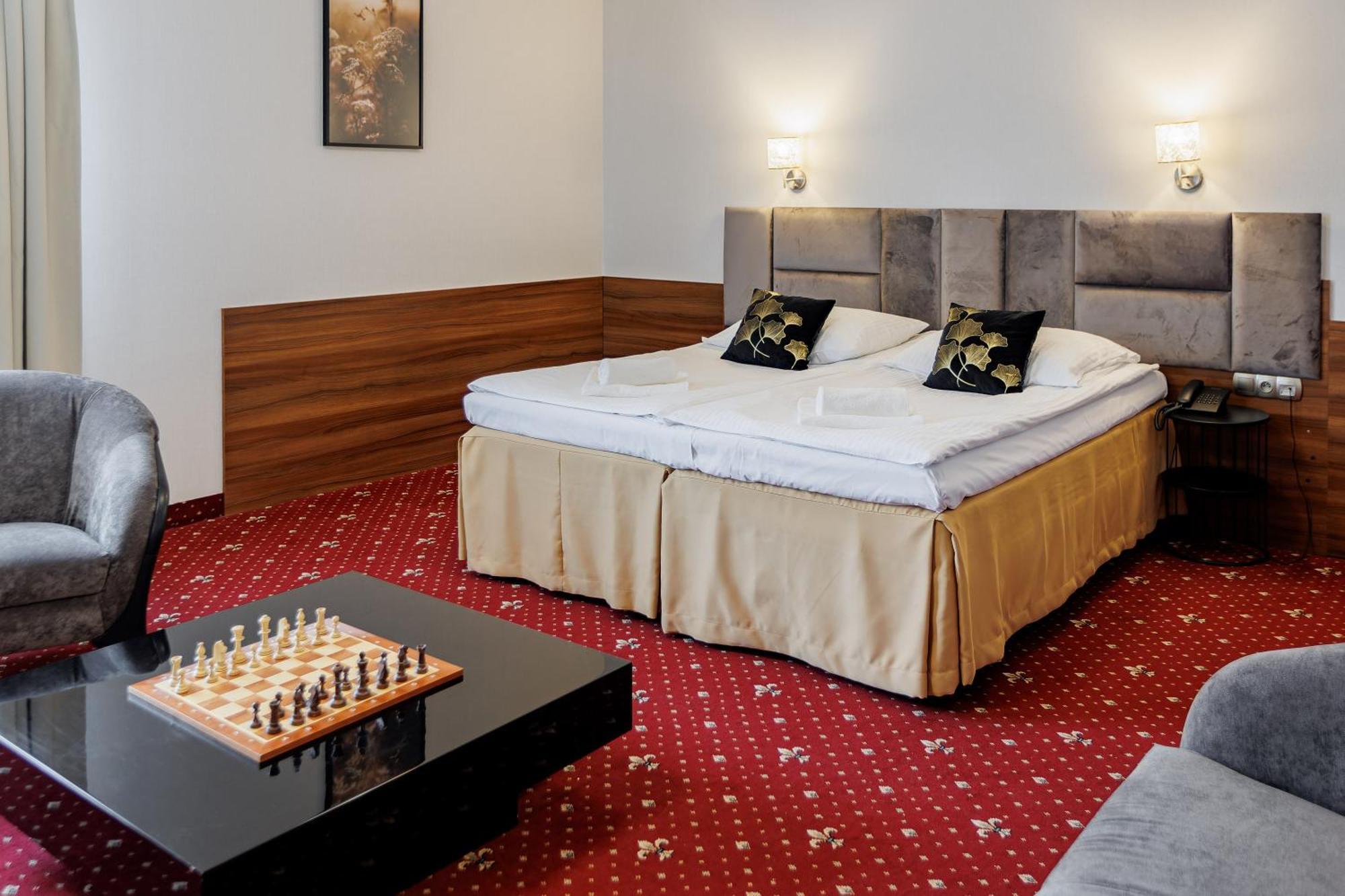 Hotel Cristal Park Dabrowa Tarnowska Экстерьер фото