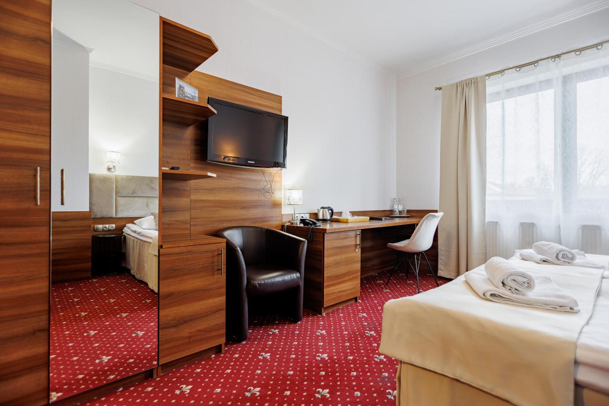 Hotel Cristal Park Dabrowa Tarnowska Экстерьер фото