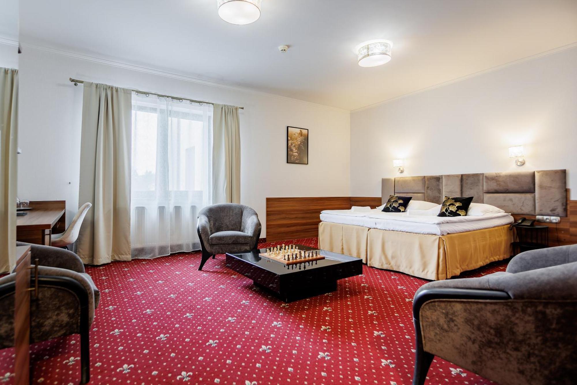 Hotel Cristal Park Dabrowa Tarnowska Экстерьер фото