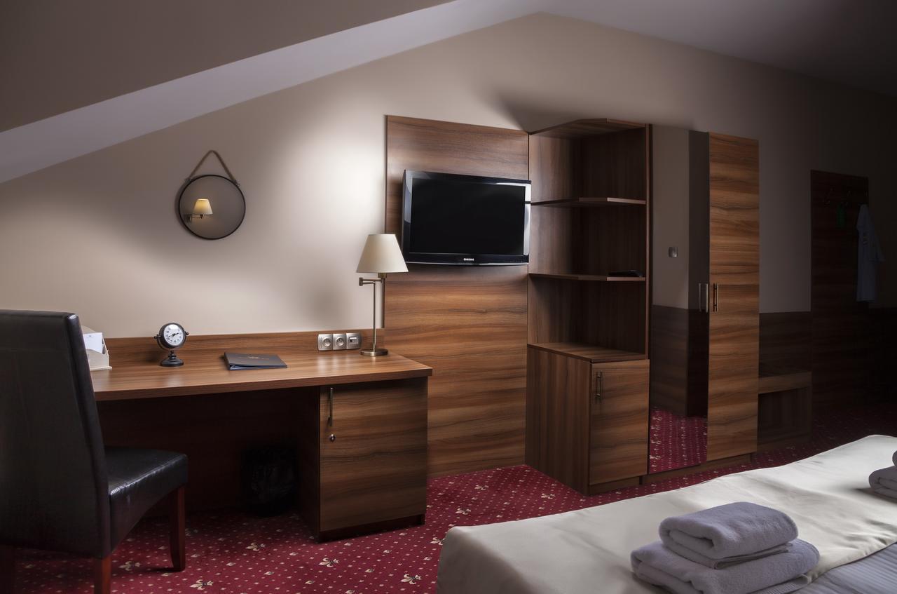 Hotel Cristal Park Dabrowa Tarnowska Экстерьер фото