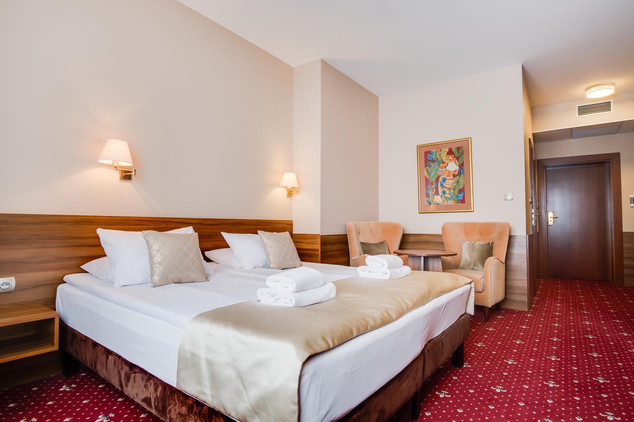 Hotel Cristal Park Dabrowa Tarnowska Экстерьер фото
