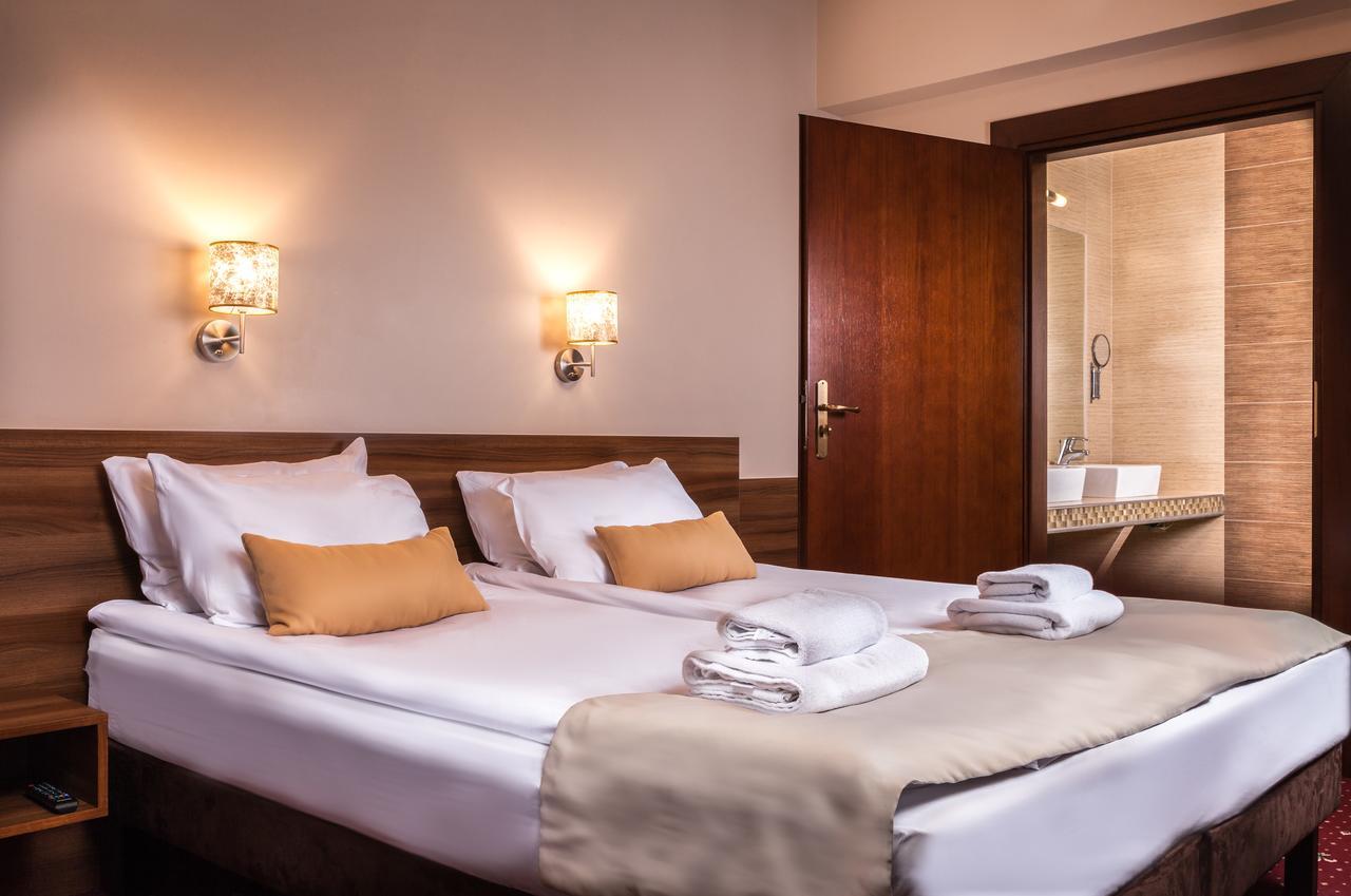 Hotel Cristal Park Dabrowa Tarnowska Экстерьер фото